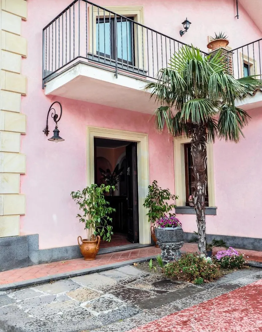 La Casa Rosa Giarre Bed & Breakfast 0*,