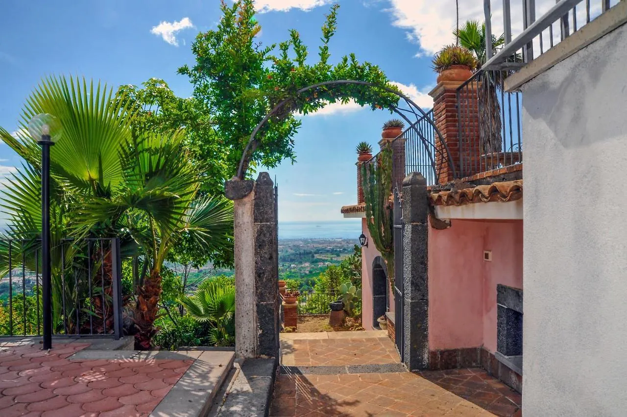 La Casa Rosa Giarre Bed & Breakfast 0*,